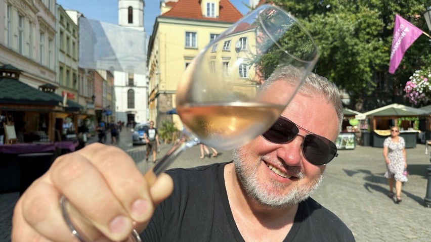 Pan Adam z Warszawy bardzo zachwala nasze lokalne wino i...