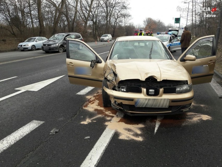 Wypadek na DK88 w Zabrzu. Kierowca volkswagena chciał zawrócić w niedozwolonym miejscu [ZDJĘCIA]