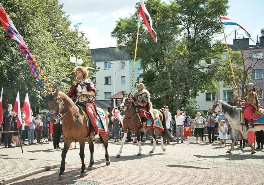 Z husarią, ułanami i "Jemiołą". Huczne sokólskie obchody setnej rocznicy Bitwy Warszawskiej 