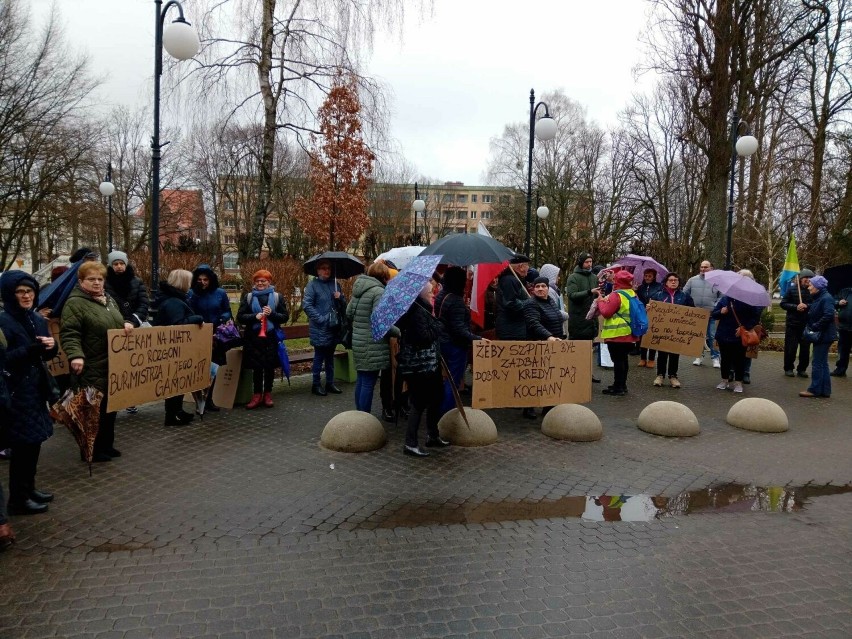 "Łapy precz od naszej lecznicy". Protest w obronie szpitala w Miastku