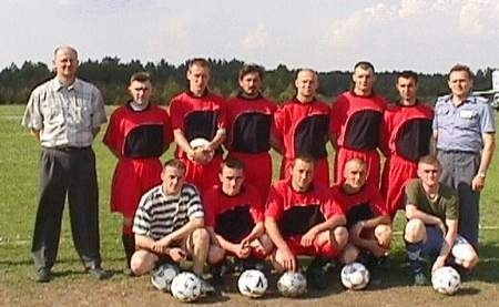 Piłkarze Piławy Nadarzyce. Z lewej prezes klubu Piotr Wojtiuk, z prawej ppłk Edward Królik.