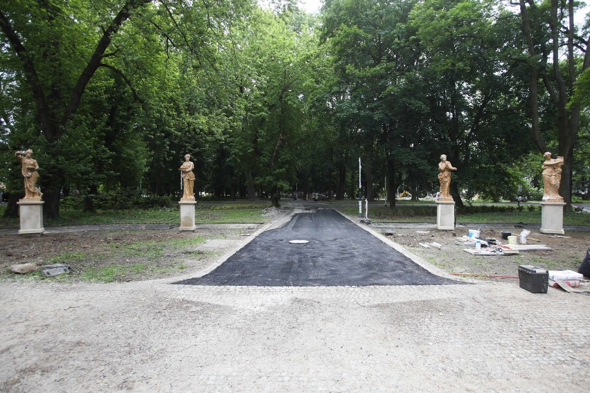Remont parku przy ul. Dąbrowskiego w Rzeszowie. Nowe rzeźby, nasadzenia i inne zmiany [ZDJĘCIA]