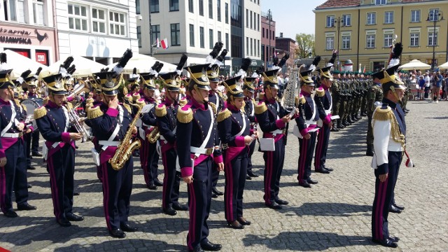 W czwartek bydgoszczanie świętowali 227. rocznicę uchwalenia Konstytucji 3 maja. Główne uroczystości odbyły się na Starym Rynku.

Uroczyste obchody rozpoczęto mszą świętą w intencji ojczyzny. Na Starym Rynku zebrali się mieszkańcy, przedstawiciele rządu i samorządu, a także harcerze, żołnierze i kombatanci w galowych mundurach.

Na rynek wprowadzono sztandar wojskowy w asyście kompanii honorowej. Pododdziałom towarzyszyły poczty sztandarowe i szkoły mundurowe.

Uroczystość uświetnia swoim występem bydgoska orkiestra wojskowa.

