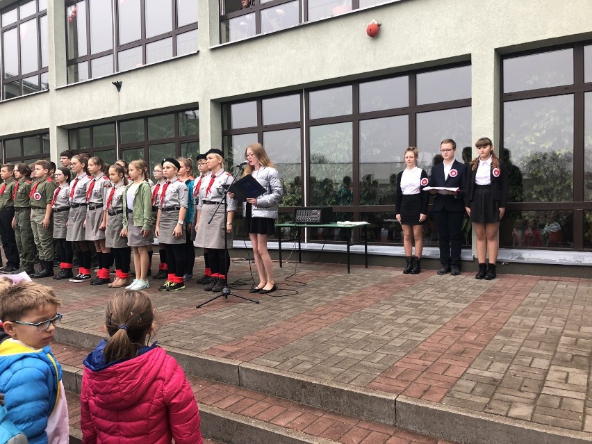 Święto Niepodległości w Kwidzynie. Uczniowie "szóstki" o 11.11 zaśpiewali hymn narodowy [ZDJĘCIA]