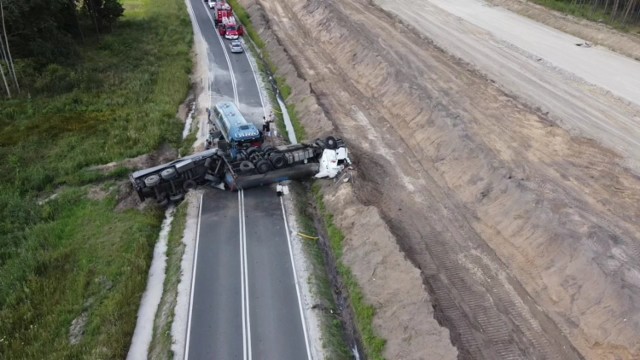Niebezpieczny wypadek na drodze krajowej nr 5 pod Bydgoszczą. Cysterna z mlekiem przewróciła się na jezdnię.