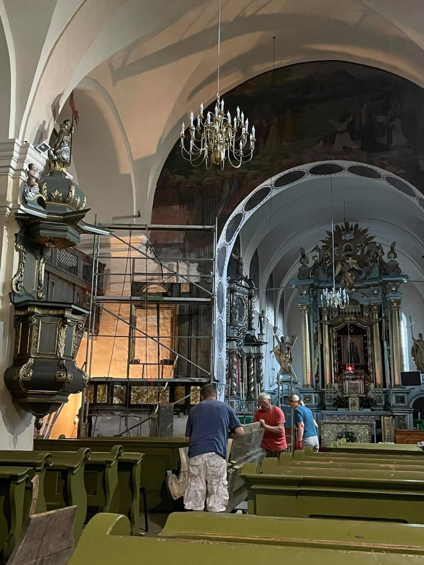 Ołtarz XVII wieczny wyjechał z sieradzkiego klasztoru