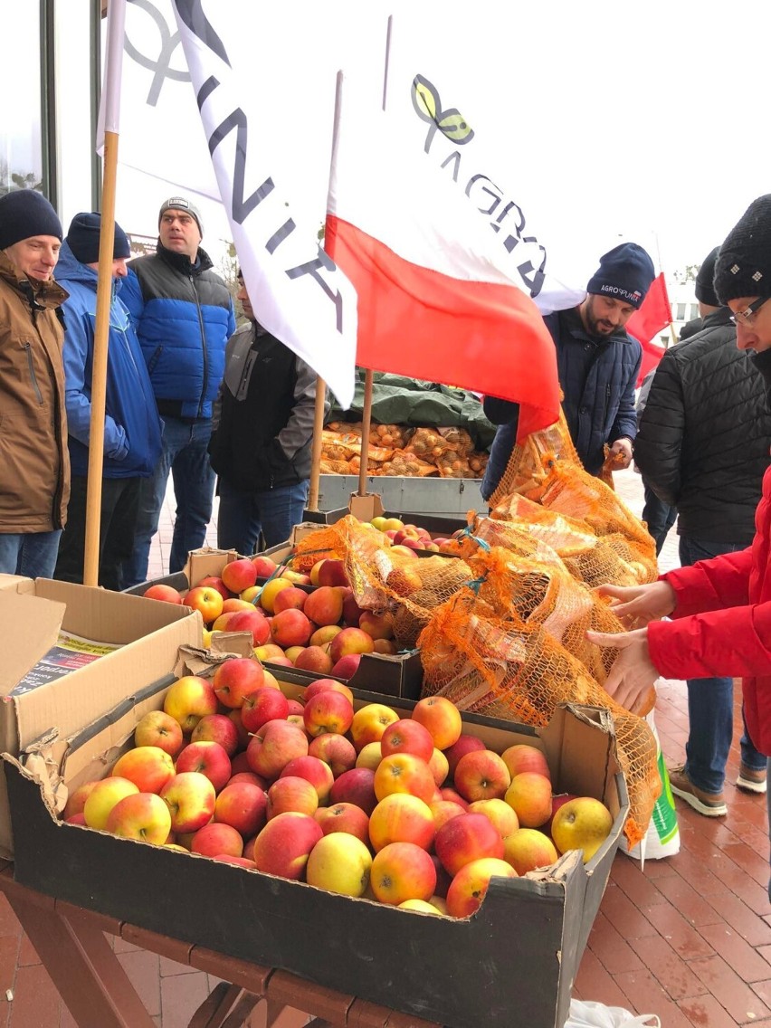 Akcja protestacyjna AgroUnii – „Walczymy o dobre ceny dla naszych produktów". Co dzieje się na placu galerii Karuzela? [FOTO]