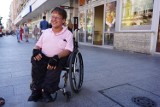 Ukradli niepełnosprawnemu wózek inwalidzki. Sebastianowi pomagają łodzianie
