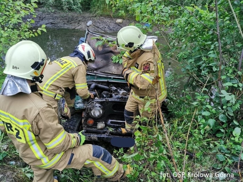 Auto w rzece! A gdzie kierowca? Zagadka z miejscowości pod Nowym Sączem [ZDJĘCIA]