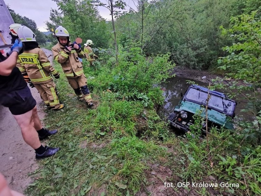 Auto w rzece! A gdzie kierowca? Zagadka z miejscowości pod Nowym Sączem [ZDJĘCIA]