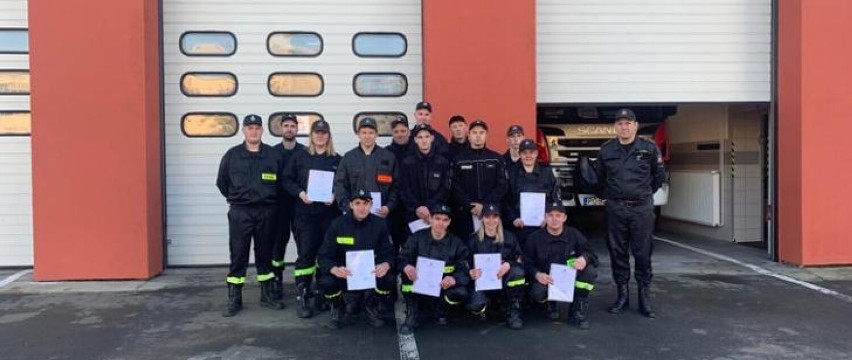 Nowy Tomyśl: Nowi strażacy Ochotniczej Straży Pożarnej z uprawnieniami strażaka - ratownika 