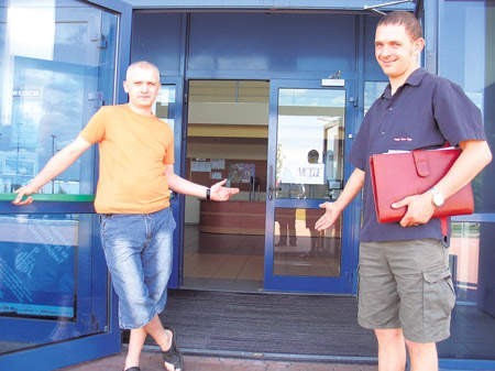 Damian (z lewej) i Sebastian Roncoszkowie mają nadzieję, że za trzy tygodnie ta hala zapełni się ludźmi chcącymi pomóc dzieciom z ochronki.