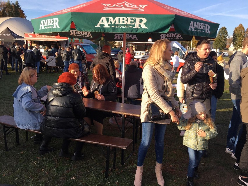 Pleszew. Drugi dzień Festiwal Smaków Food Trucków. Tłumy mieszkańców na pleszewskim stadionie