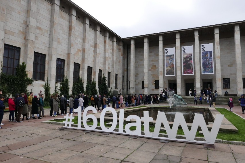 Warszawa. Tłumy przed Muzeum Narodowym. Wszyscy chcą zobaczyć prace Witkacego