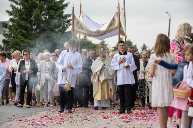 Procesja Bożego Ciała 2023 wiernych z parafii pod wezwaniem Miłosierdzia Bożego w Pińczowie.