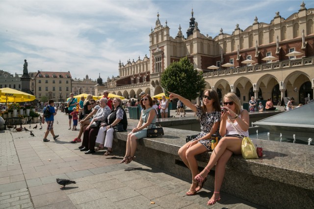 27.08.2015 krakow
rynek glowny turysci 
fot. anna kaczmarz / dziennik polski / polska press