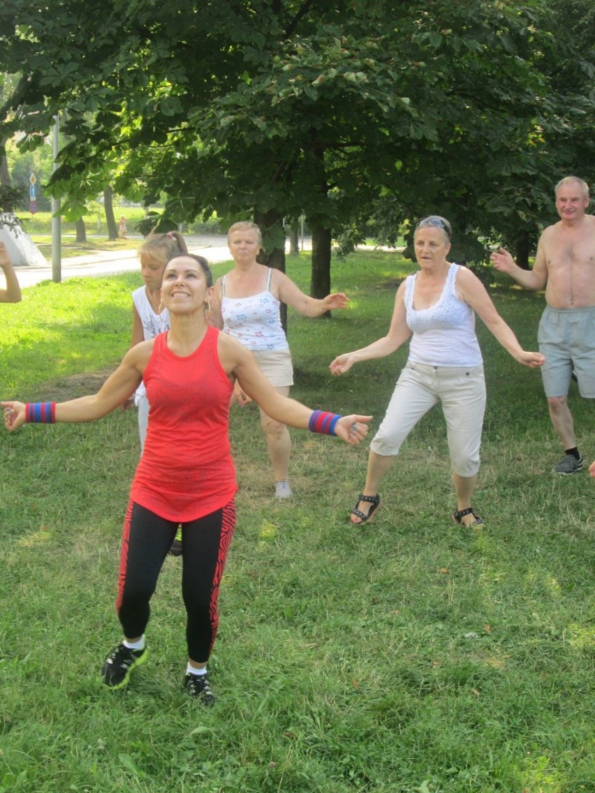 Dąbrowa Górnicza: Uczestnicy Letniej Akademii 50+ ćwiczą zumbe [ZDJĘCIA]