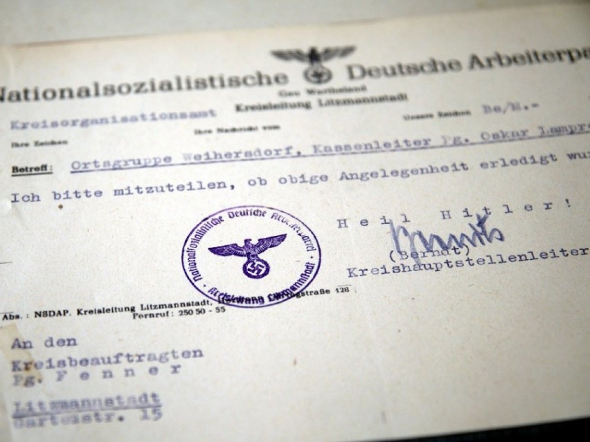 Mieszkaniec Warszawy chciał sprzedać w sieci dokumenty z II Wojny Światowej. Pamiątki trafiły do IPN
