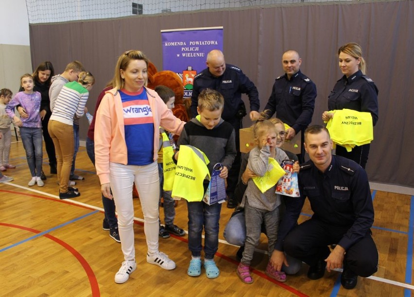 Policyjny Mikołaj odwiedził dzieci w Gromadzicach, Wydrzynie, Skrzynnie i Bieniądziach [FOTO]