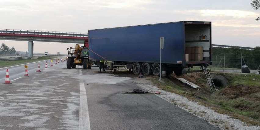 Ciężarówka uderzyła w bariery na autostradzie A1 w gminie...