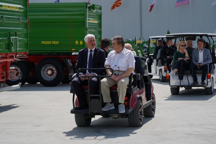 Nowa hala produkcyjna o niemal hektarowej powierzchni jest...