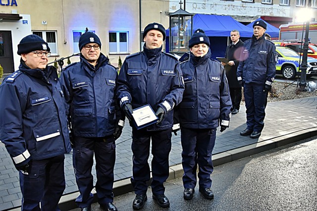 Symboliczny klucz do posterunku przekazano kierownikowi odtworzonego posterunku Policji w Łużnej mł. asp. Rafałowi Irzykowi, który zameldował gotowość do pełnienia służby w trosce o bezpieczeństwo lokalnej społeczności