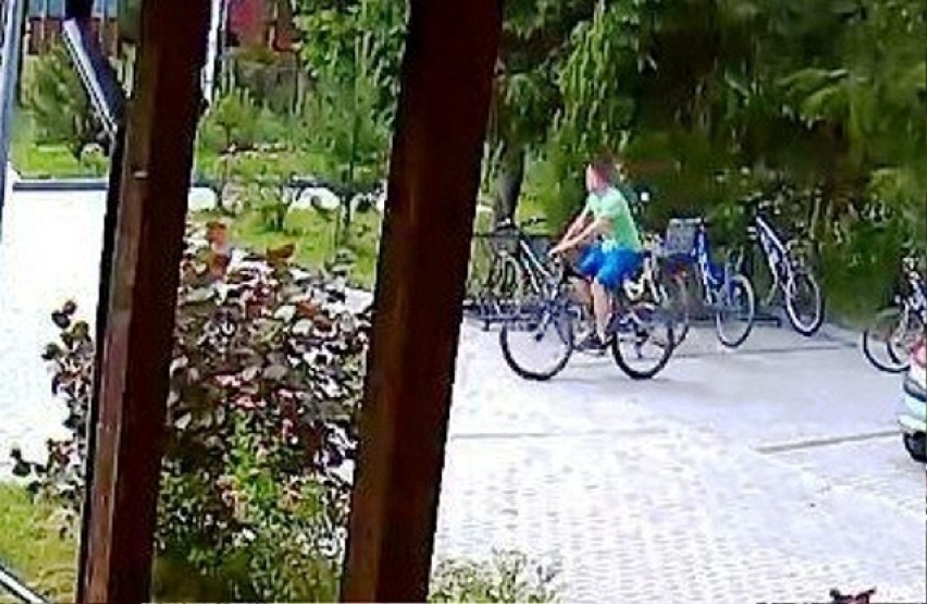 Stary Sącz. Policja szuka złodzieja roweru i publikuje zdjęcia z monitoringu 
