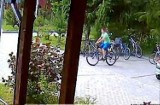 Stary Sącz. Policja szuka złodzieja roweru i publikuje zdjęcia z monitoringu 