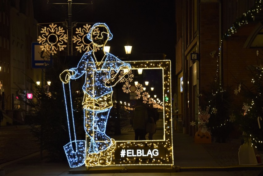 Elbląg w świątecznym klimacie - iluminacja Bramy Targowej, choinki i rozświetlone ulice wprowadzają świąteczny nastrój