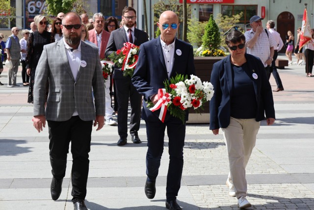 Kwiaty składa burmistrz-elekt Jerzy Hardie-Douglas (w środku) z radnymi Marcinem Jaczewskim i Katarzyną Dudź