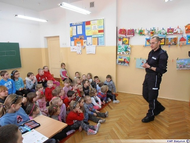 W związku ze zbliżającym się sezonem prac polowych sokólscy policjanci wraz z przedstawicielem KRUS-u rozpoczęli cykl zajęć skierowany do najmłodszych. 

Wypadek w Ciechanowcu. Zderzyły się dwa auta [zdjęcia]