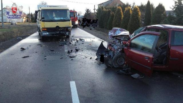 Kobieta prawdopodobnie zasnęła za kierownicą i wjechała w ciężarówkę