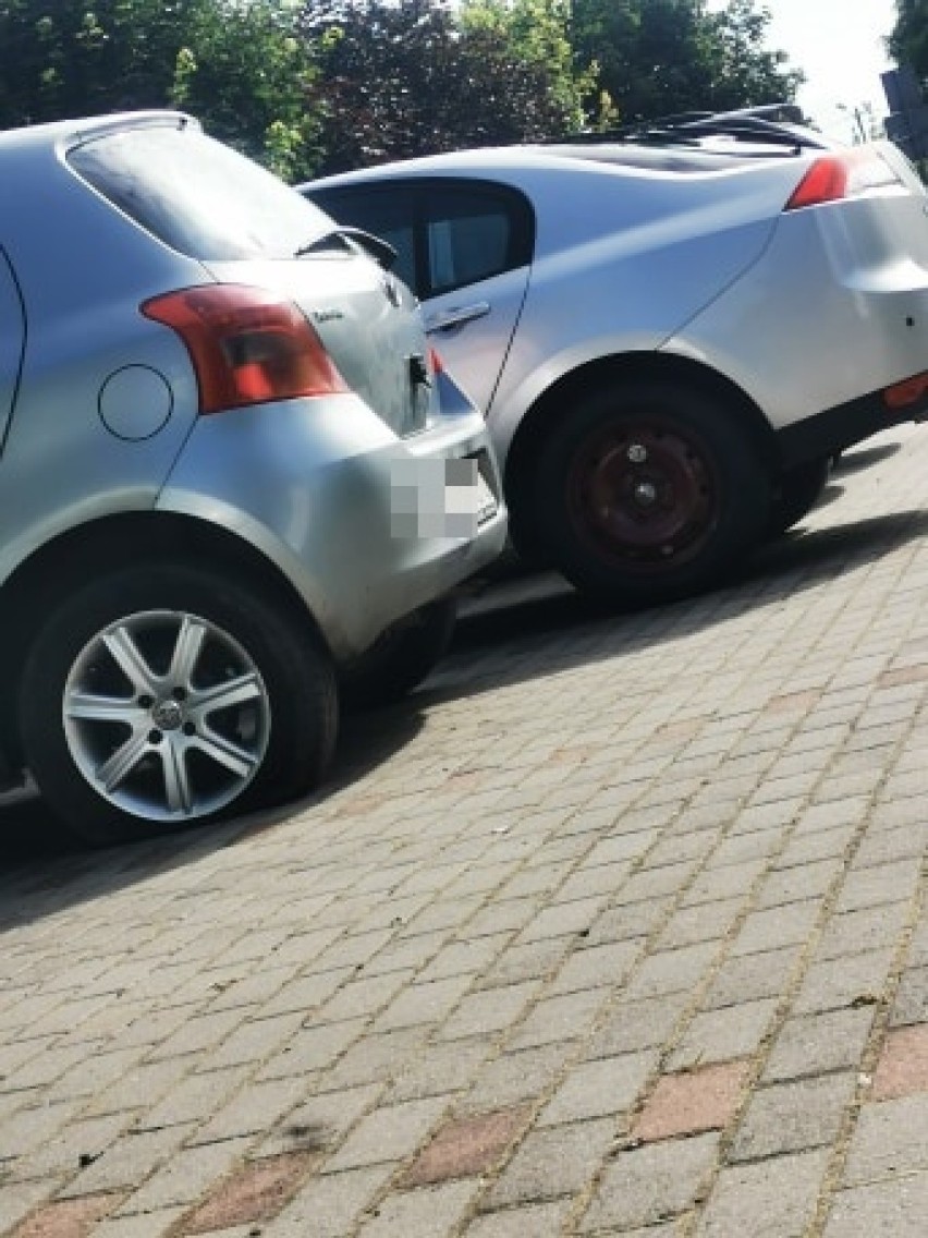 10 aut uszkodzonych na Południu we Włocławku. Ktoś przebił opony w zaparkowanych samochodach [zdjęcia]