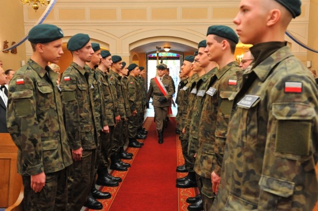 To piąte w historii Zespołu Szk&oacute;ł Ponadgimnazjalnych w Szubinie  uroczyste ślubowanie i przysięga kadet&oacute;w klasy wojskowej. Po mszy św. w kościele  pw. św. Marcina, kt&oacute;rą odprawił ks. Karol Białczak, uczestnicy uroczystości przeszli na rynek. Tu mieszkańcy Szubina i zaproszeni gości byli świadkami  ślubowania i przysięgi uczni&oacute;w  klasy pierwszej,  wojskowej Technikum Logistycznego. Po raz pierwszy w historii szkoły wręczono stopień kadeta prymusa. Otrzymał go st. kpr. kadet Paweł Meller, dow&oacute;dca klasy III TL i jednocześnie dow&oacute;dca pocztu sztandarowego szkoły. Na rynku stoiska wystawili partnerzy ZSP w Szubinie m.in.  8. Kujawsko- Pomorska Brygada Obrony Terytorialnej, Wojskowa Komenda Uzupełnień w Bydgoszczy, Towarzystwo Historyczne z Kcyni, oraz szubiński oddział Kwidzyńskiego Stowarzyszenia Sportowo- Kolekcjonerskiego &bdquo;GWARD&rdquo;. Prezentowano m.in. broń i sprzęt wojskowy.

&lt;center&gt;
Flesz: Mundurowi mają dość. Co dalej z naszym bezpieczeństwem? 
&lt;script class=&quot;XlinkEmbedScript&quot; data-width=&quot;640&quot; data-height=&quot;360&quot; data-url=&quot;//get.x-link.pl/044d5a3c-0f35-0238-2bcc-c92900b95075,4ad6ef09-52d8-42a2-52db-d00362dc645f,embed.html&quot; type=&quot;application/javascript&quot; src=&quot;//prodxnews1blob.blob.core.windows.net/cdn/js/xlink-i.js?v1&quot;&gt;&lt;/script&gt;
&lt;/center&gt;