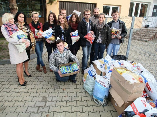 Uczniowie z Liceum Ogólnokształcącego imienia Hanki Sawickiej oraz Zespołu Szkół numer 5 w Łopusznie zebrali karmę dla psów i przekazali ją Schronisku dla zwierząt w Dyminach.