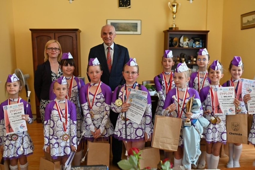 Chełmżyńskie mażoretki podziękowały burmistrzowi za wsparcie...