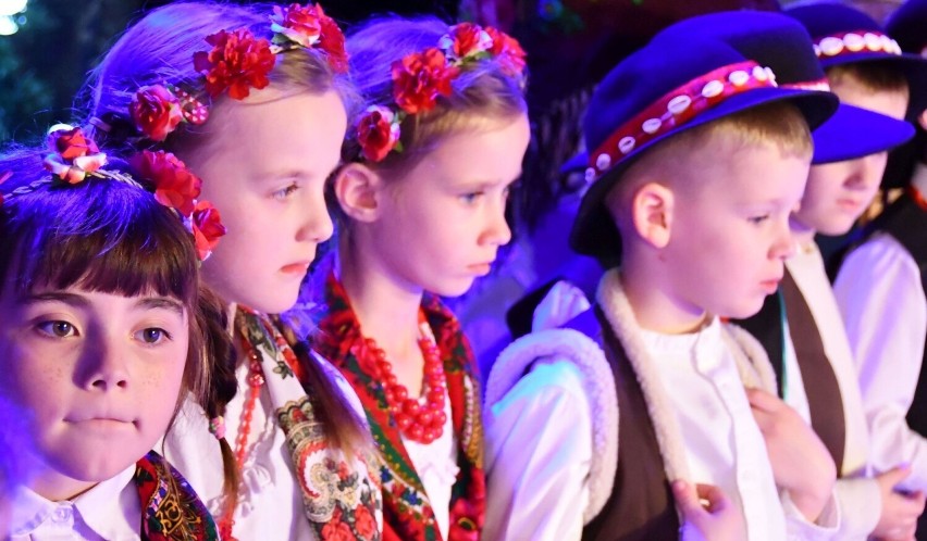 Koncert kolęd dzieciaków z buskiego "Słoneczka" w centrum...