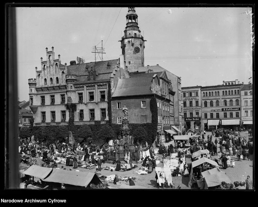 Głubczyce, lata 20. XX wieku. Ratusz i rynek w dzień...