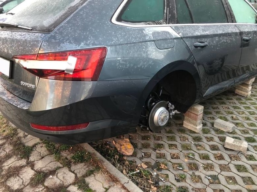 Plaga kradzieży kół samochodowych w Łodzi. Złodzieje zostawiają auta na cegłach...