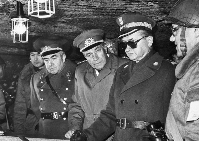 Manewry sojuszniczych sił Układu Warszawskiego wiosną 1981 roku: generałowie Jaruzelski, Kulikow (ZSRR) i Hofman (NRD)