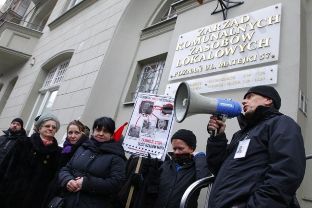 Ponad 20 osób pikietuje pod siedzibą ZKZL w Poznaniu. Wśród protestujących przeważają osoby starsze - lokatorzy prywatnych kamienic.