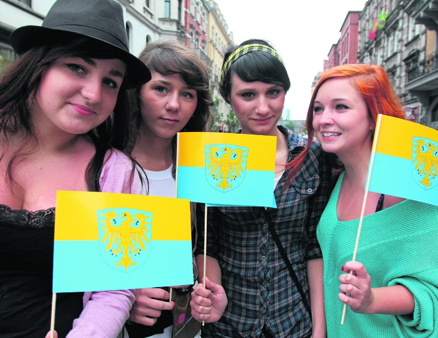 Śląskie flagi i śląskie dziewczyny w akcji