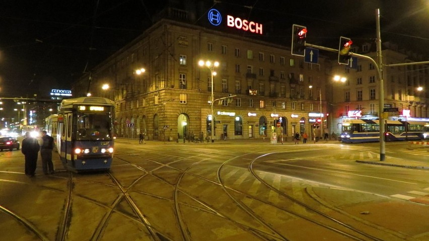Stanęły tramwaje na skrzyżowaniu Piłsudskiego i Świdnickiej