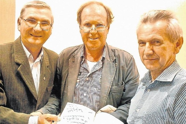 Od lewej: Juliusz Olędzki, Wojciech Fibak i Jerzy Tylkowski w czasie podpisywania kroniki