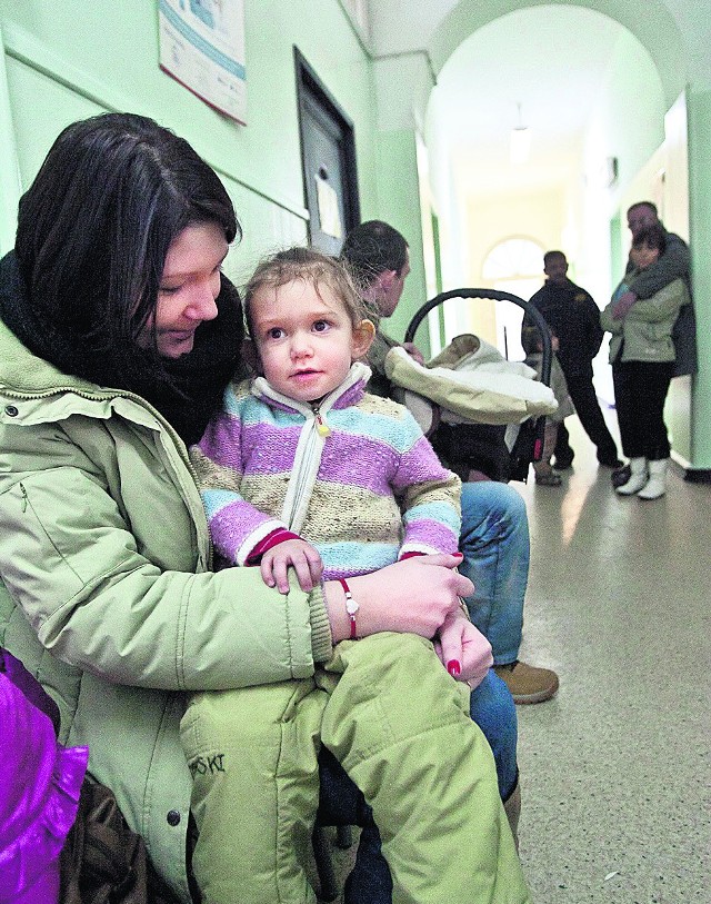 Magdalena Mazur z 2-letnią córką Sarą marznie w szpitalu
