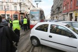 Auto zablokowało torowisko w Katowicach. Pasażerowie wściekli [ZDJĘCIA Z SYMULACJI]