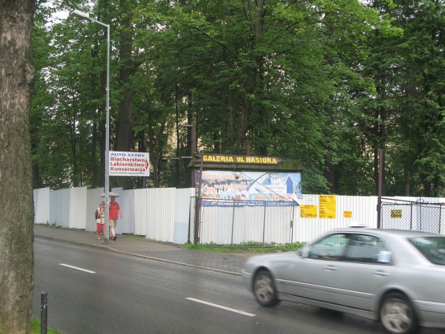 Zielony park położony przy ulicy Jagiellońskiej został już otoczony płotem. Wkrótce ruszy tu wycinka drzew