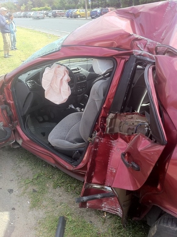 Wypadek na Murawie - kierowca ściął słup