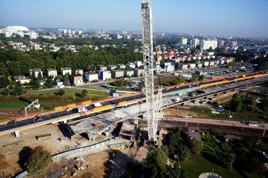 Dźwig może podnieść elementy ważące nawet 500 ton. Rozbiórka...