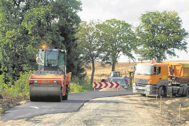 Powiat m.in. na gminie Miastko wymógł dołożenie się do remontu drogi do wsi Wołcza Wlk.